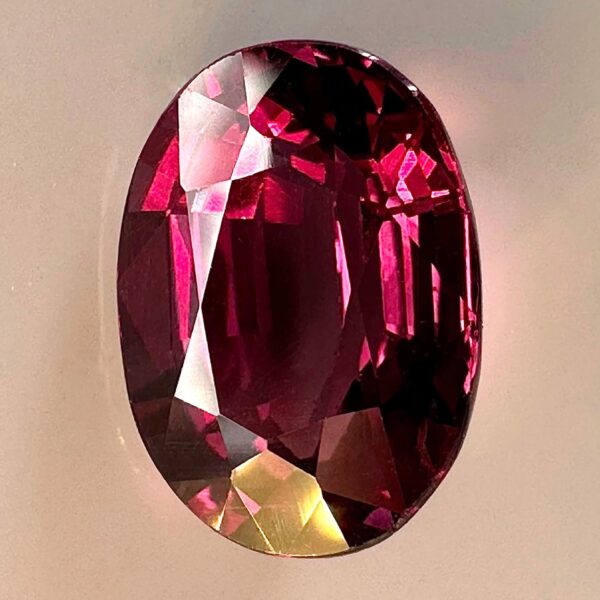 Grenat change couleur 2,79 ct - 9,3 x 7 mm - Pierre naturelle - Rare