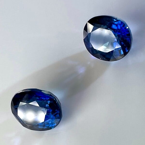 Saphirs bleus ovales photographiés en lumière blanche