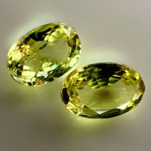 Paire de saphirs jaunes, 0,43 ct - 4,2 x 2,9 mm