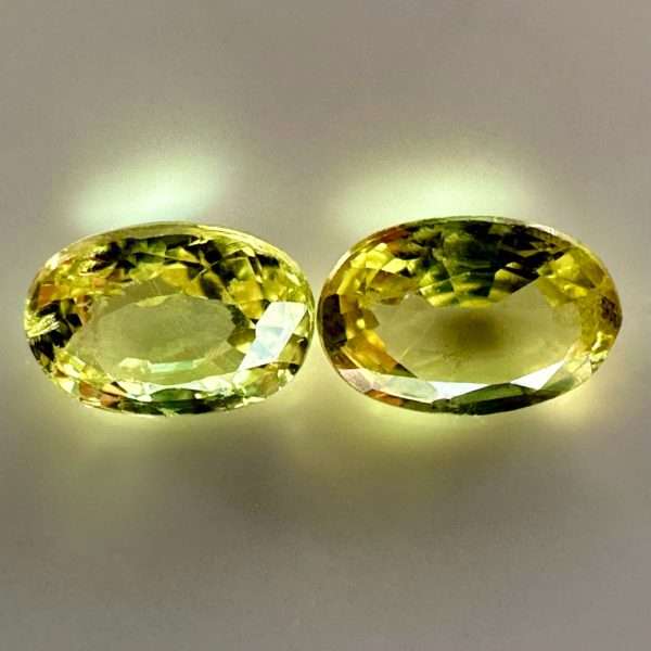 Pair of yellow sapphires, 0.43 ct - 4.2 x 2.9 mm