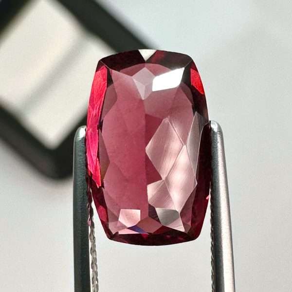 Malawi Garnet 4.10 ct / 11,8x6 mm - Jamel Gems