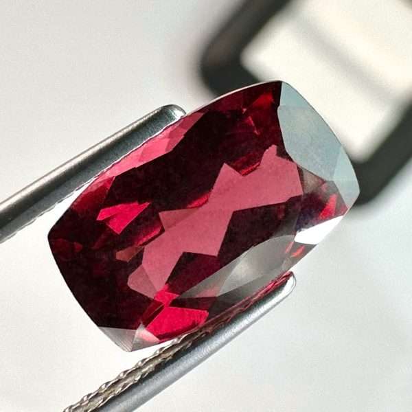 Malawi Garnet 4.10 ct / 11,8x6 mm - Jamel Gems