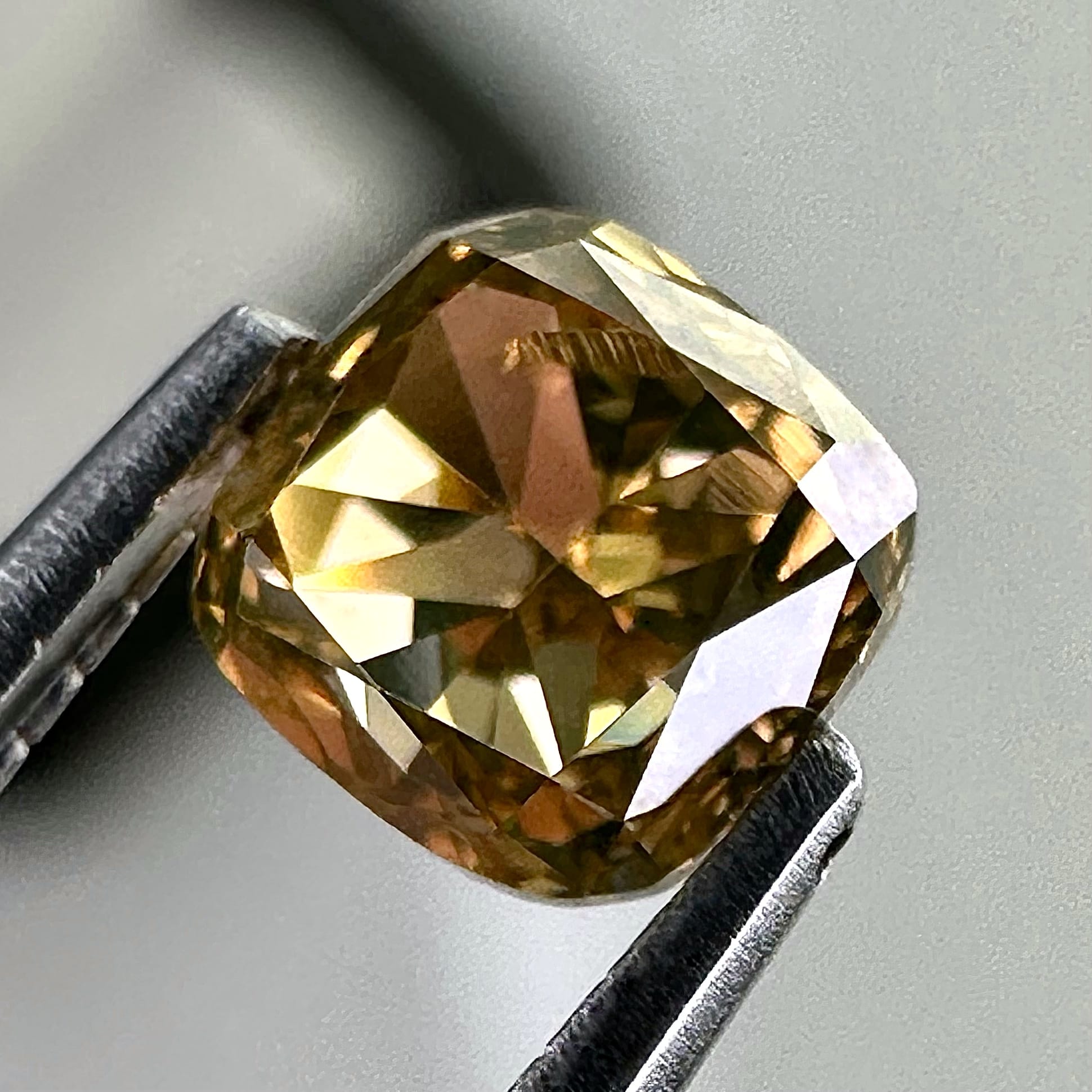 Natural greenish yellow diamond, untreated, with certificate, elegant cut and exceptional brilliance, offering a rare combination of green and yellow hues.