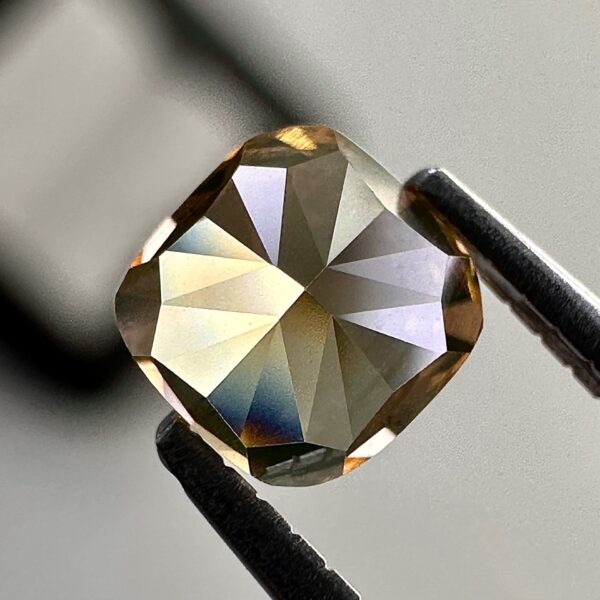 Natural greenish yellow diamond, untreated, with certificate, elegant cut and exceptional brilliance, offering a rare combination of green and yellow hues.