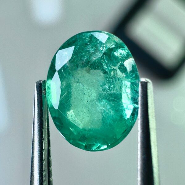 Natural Emerald 0.85 ct – 6.8 x 5.4 mm - Green, slightly blue