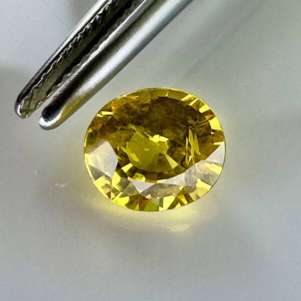 Saphir jaune de 1,42 carat – 6,8 x 5,9 mm