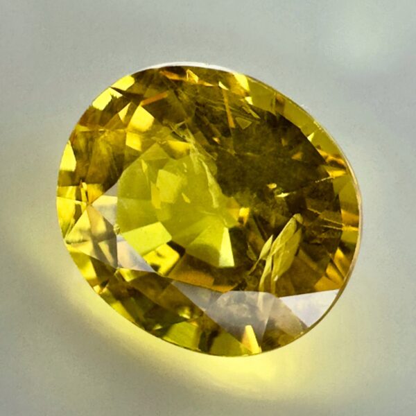 Saphir jaune de 1,42 carat – 6,8 x 5,9 mm