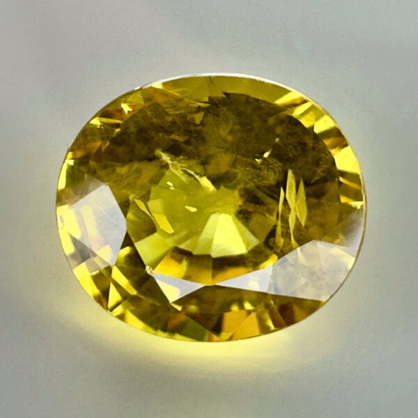 Saphir jaune de 1,42 carat – 6,8 x 5,9 mm