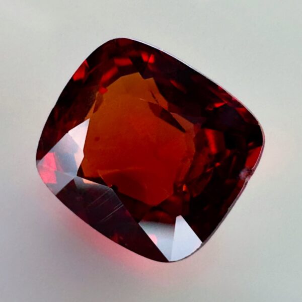 0.81 ct Brick Red Spinel: A rare gemstone, with beautiful clarity and warm color, perfect for unique jewelry creations or a precious collection.