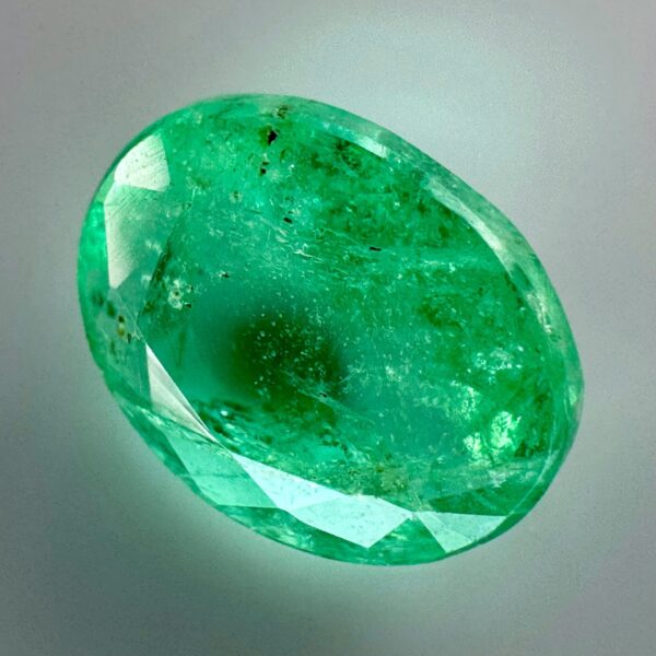 0.91ct natural emerald from Zambia with an elegant oval shape and a beautiful green hue.